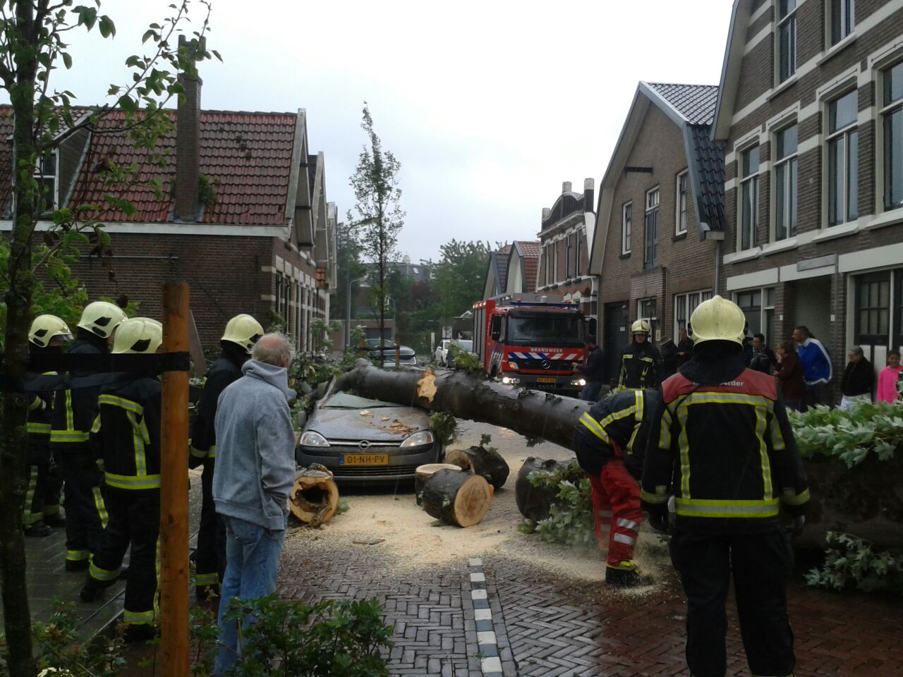 Boom treft auto van buurman in de Julianastraat.